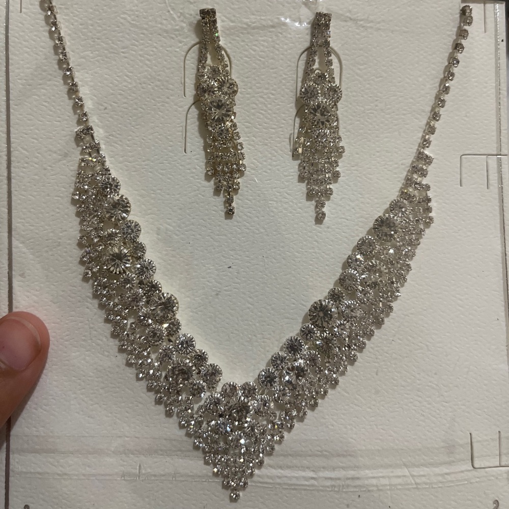 Earring and necklace set